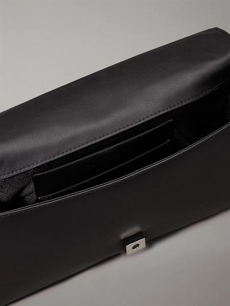 Calvin Klein Kadın Siyah Omuz Çantası 