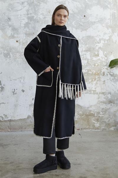 Atkılı Cepli Kaşe Uzun Siyah Ceket