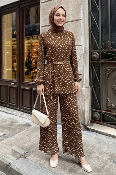 Bol Pantolonlu Puantiyeli Piliseli Şifon Sütlü Kahve Takım