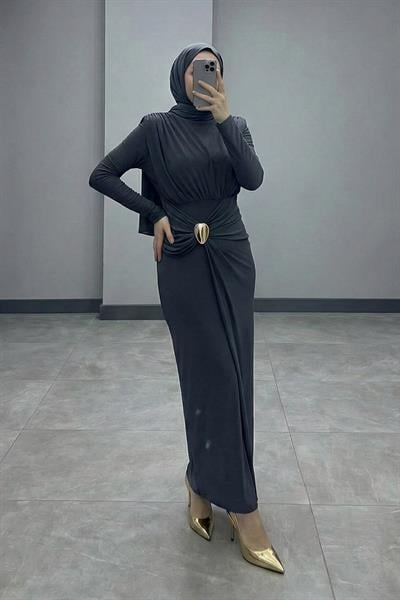 Broş Detay Büzgülü Füme Sandy Elbise