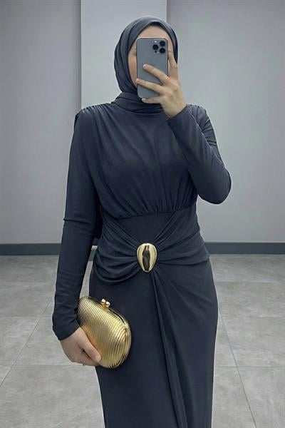 Broş Detay Büzgülü Füme Sandy Elbise