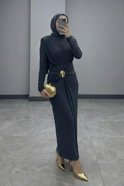 Broş Detay Büzgülü Füme Sandy Elbise
