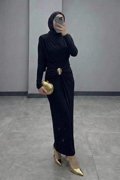 Broş Detay Büzgülü Siyah Sandy Elbise