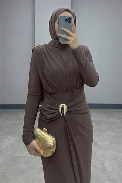 Broş Detay Büzgülü Vizon Sandy Elbise