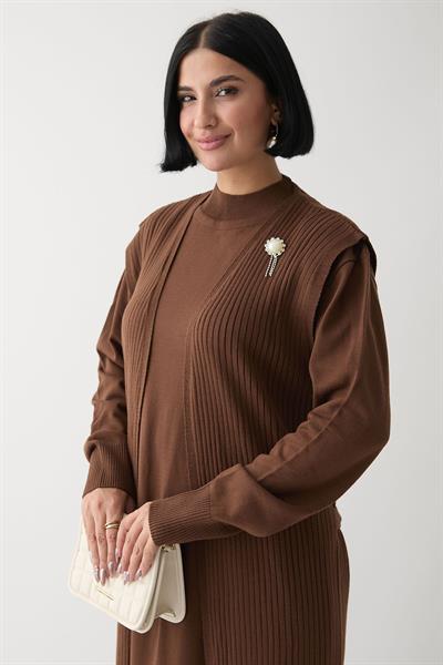 Broş Detay Yelekli Acı Kahve Triko Takım