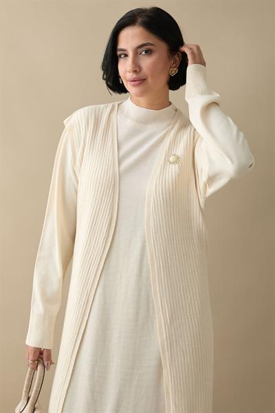 Broş Detay Yelekli Ekru Triko Takım