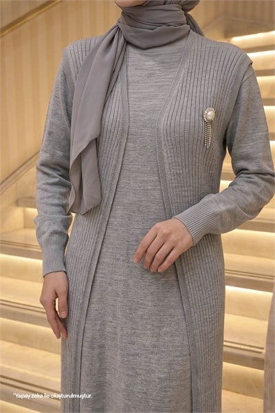 Broş Detay Yelekli Gri Triko Takım