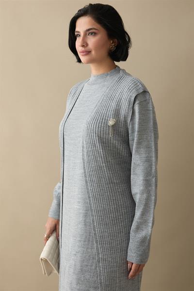 Broş Detay Yelekli Gri Triko Takım