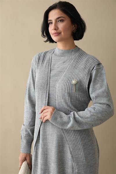 Broş Detay Yelekli Gri Triko Takım