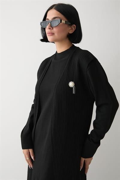 Broş Detay Yelekli Siyah Triko Takım