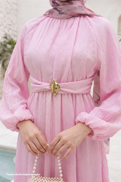 Broş Kemer Detaylı Pembe Elbise