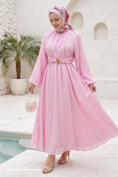 Broş Kemer Detaylı Pembe Elbise