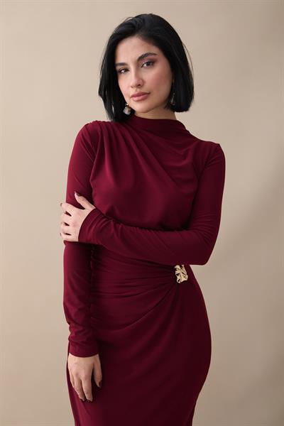 Büzgülü Yandan Broşlu Bordo Sandy Elbise