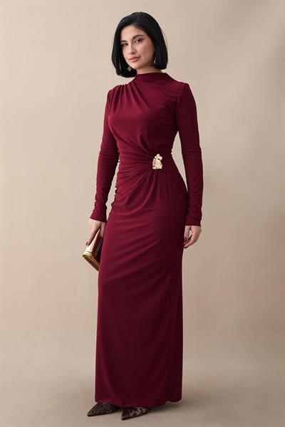 Büzgülü Yandan Broşlu Bordo Sandy Elbise