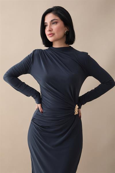 Büzgülü Yandan Broşlu Füme Sandy Elbise