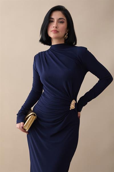 Büzgülü Yandan Broşlu Lacivert Sandy Elbise