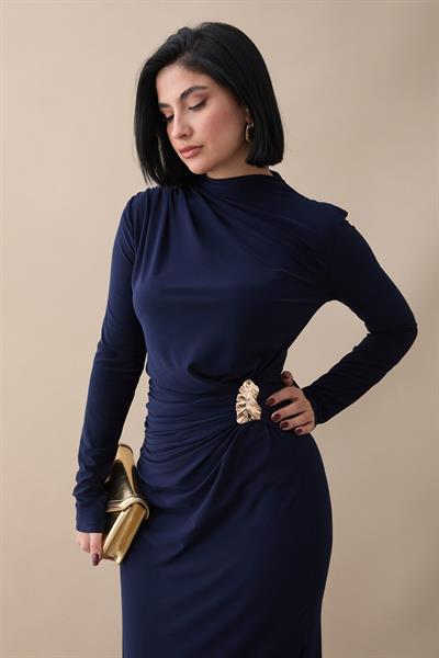 Büzgülü Yandan Broşlu Lacivert Sandy Elbise
