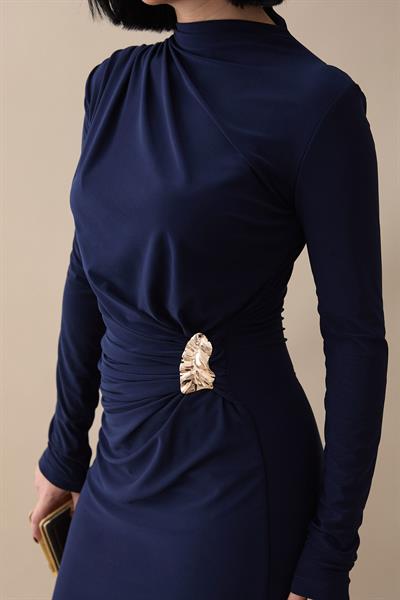 Büzgülü Yandan Broşlu Lacivert Sandy Elbise