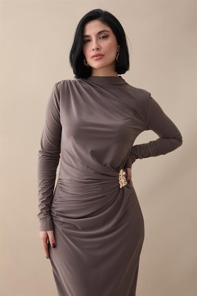 Büzgülü Yandan Broşlu Vizon Sandy Elbise