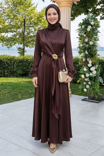 Çapraz Allerli Broşlu Acı Kahve Saten Elbise