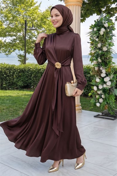 Çapraz Allerli Broşlu Acı Kahve Saten Elbise