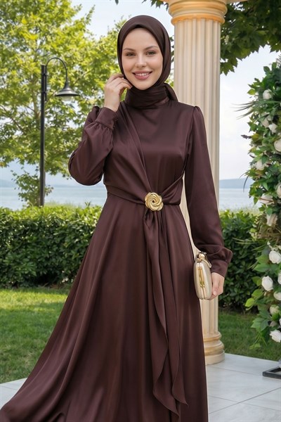 Çapraz Allerli Broşlu Acı Kahve Saten Elbise