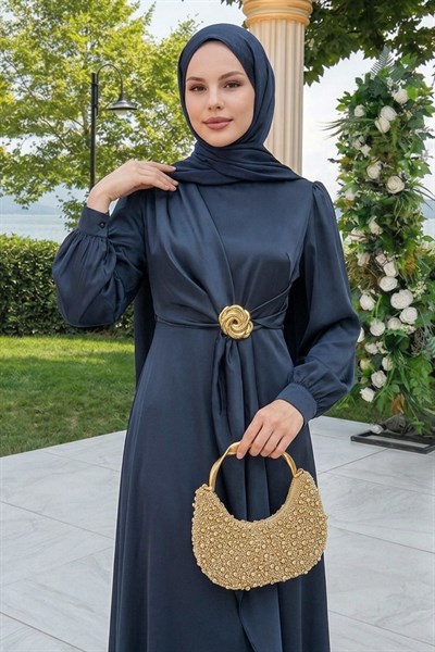 Çapraz Allerli Broşlu İndigo Saten Elbise