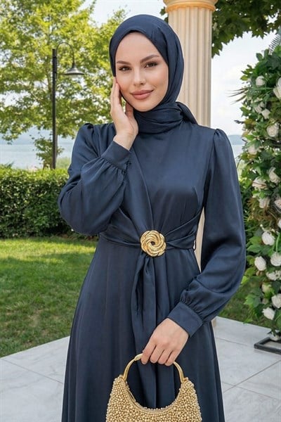 Çapraz Allerli Broşlu İndigo Saten Elbise