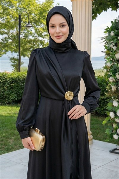 Çapraz Allerli Broşlu Siyah Saten Elbise