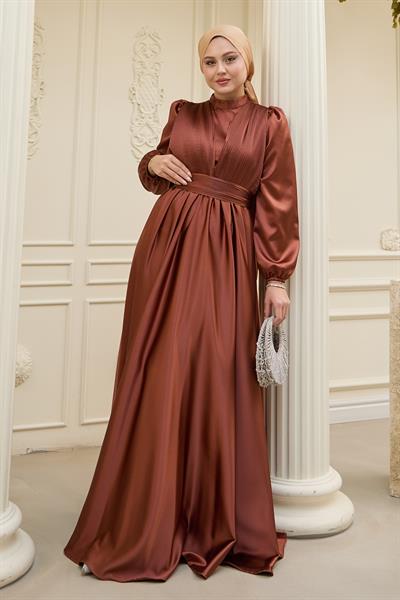Çapraz Desenli Piliseli Kahverengi Saten Elbise