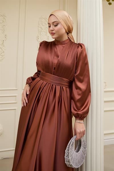 Çapraz Desenli Piliseli Kahverengi Saten Elbise