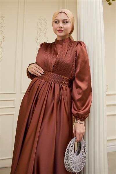 Çapraz Desenli Piliseli Kahverengi Saten Elbise