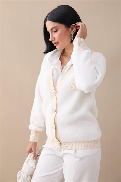 Cep Detaylı Tüylü Beyaz Triko Hırka