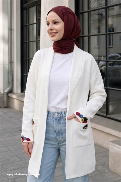 Cepleri Ve Kolları Nakış İşlemeli Beyaz Triko Ceket