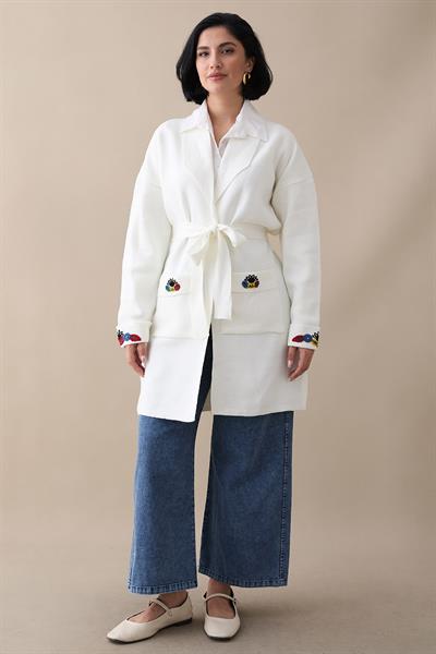 Cepleri Ve Kolları Nakış İşlemeli Beyaz Triko Ceket