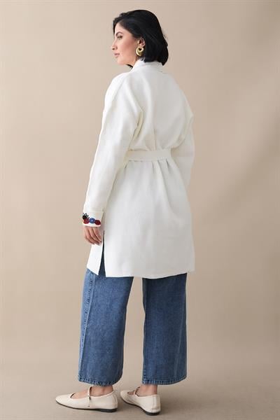 Cepleri Ve Kolları Nakış İşlemeli Beyaz Triko Ceket