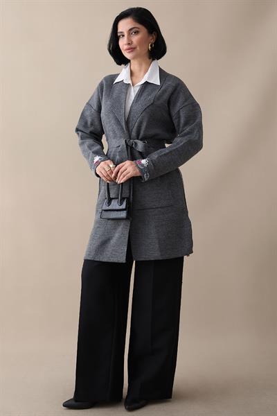 Cepleri Ve Kolları Nakış İşlemeli Gri Triko Ceket