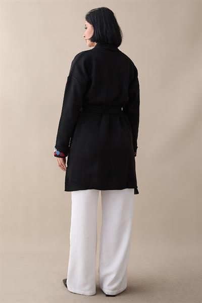 Cepleri Ve Kolları Nakış İşlemeli Siyah Triko Ceket