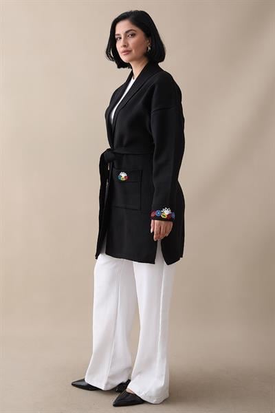 Cepleri Ve Kolları Nakış İşlemeli Siyah Triko Ceket