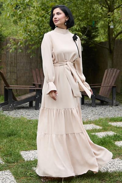 Çiçek Broş Detay Kuşaklı Bej Elbise