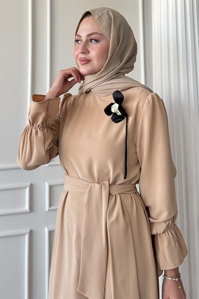 Çiçek Broş Detay Kuşaklı Camel Elbise