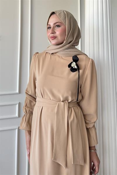 Çiçek Broş Detay Kuşaklı Camel Elbise
