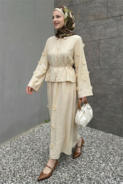 Çiçek Detaylı Gömlekli Bej Takım