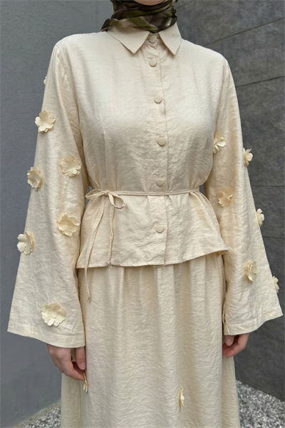 Çiçek Detaylı Gömlekli Bej Takım