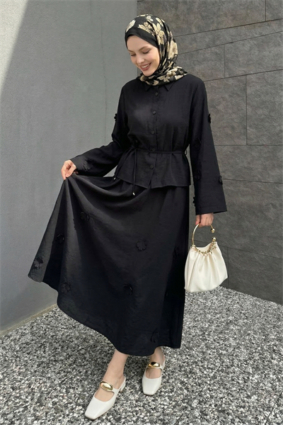 Çiçek Detaylı Gömlekli Siyah Takım