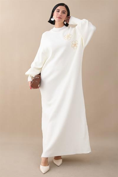 Çiçek Taşlı Balon Kol Beyaz Triko Elbise