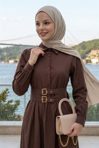 Çift Toka Kemerli Acı Kahve Elbise