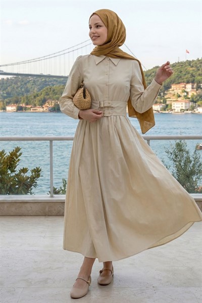 Çift Toka Kemerli Bej Elbise
