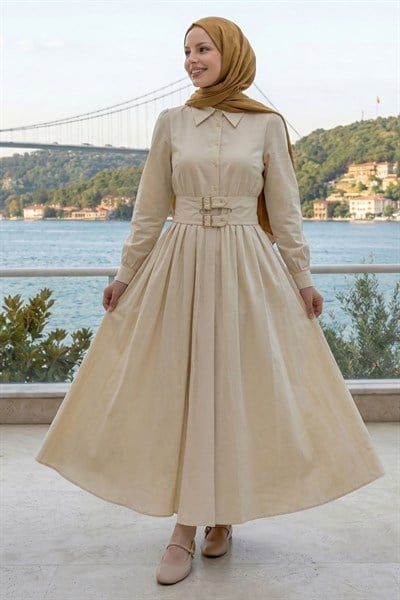 Çift Toka Kemerli Bej Elbise
