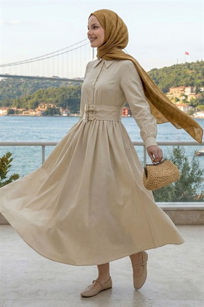 Çift Toka Kemerli Bej Elbise